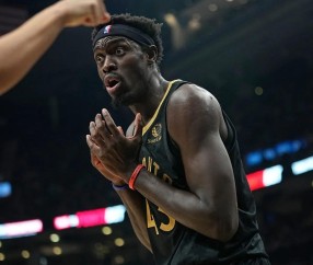 开云体育官方-西亚卡姆重返赛场，领先优势明显首场状态出色，湖人观众沸腾！再创辉煌时刻的简单介绍