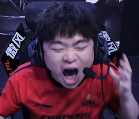 开云体育线上网站-比赛规则变更引发热议！，Rookie在FPX比赛中出色发挥观众掌声雷动