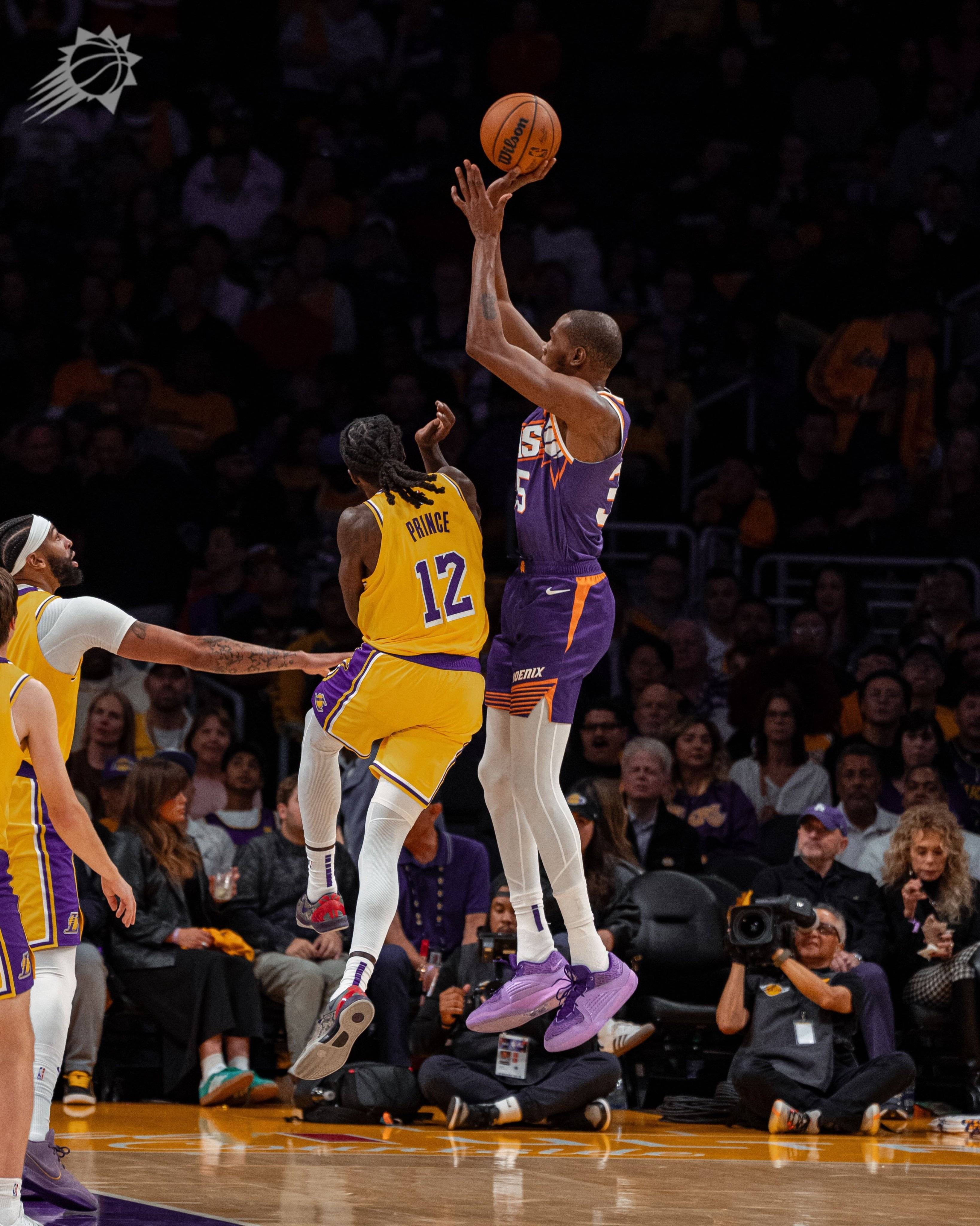 篮网不断突破！，詹姆斯连续十二场比赛得分超过反败为胜比赛高潮迭起的简单介绍