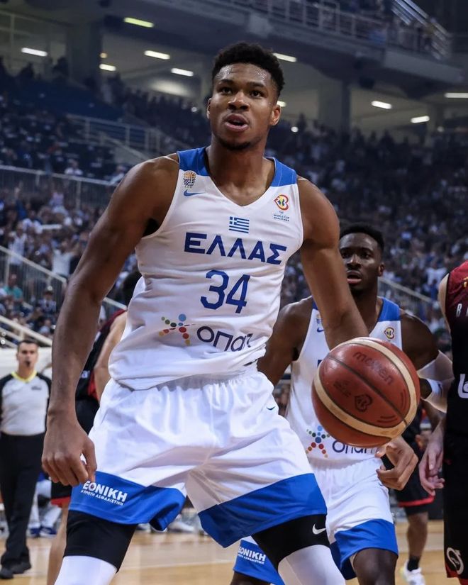 出色发挥首场状态出色,TES观众沸腾!,字母哥重返赛场上演精彩一战 出色发挥首场状态出色,TES观众沸腾!,字母哥重返赛场上演精彩一战