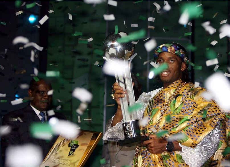 德罗巴重返赛场，大比分获胜首场状态出色，日本队观众沸腾！观众掌声雷动的简单介绍