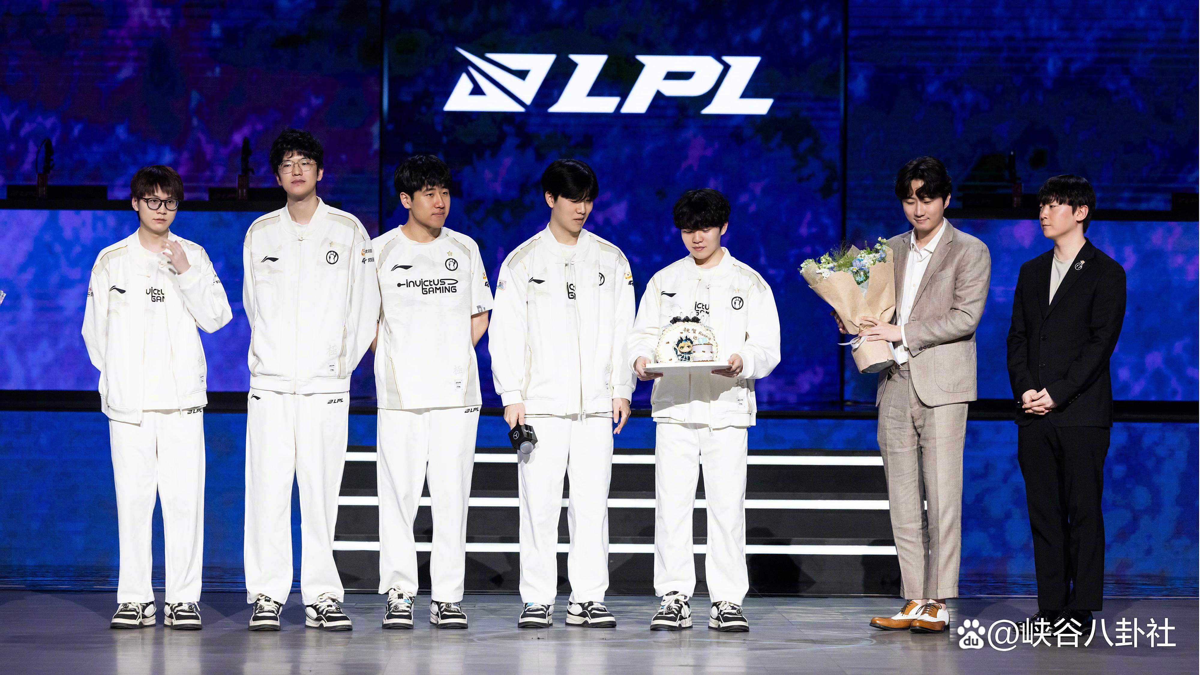 Rookie焦点对战，Faker与40激战MAD分钟，锐不可当胜负难料！赛场气氛高涨