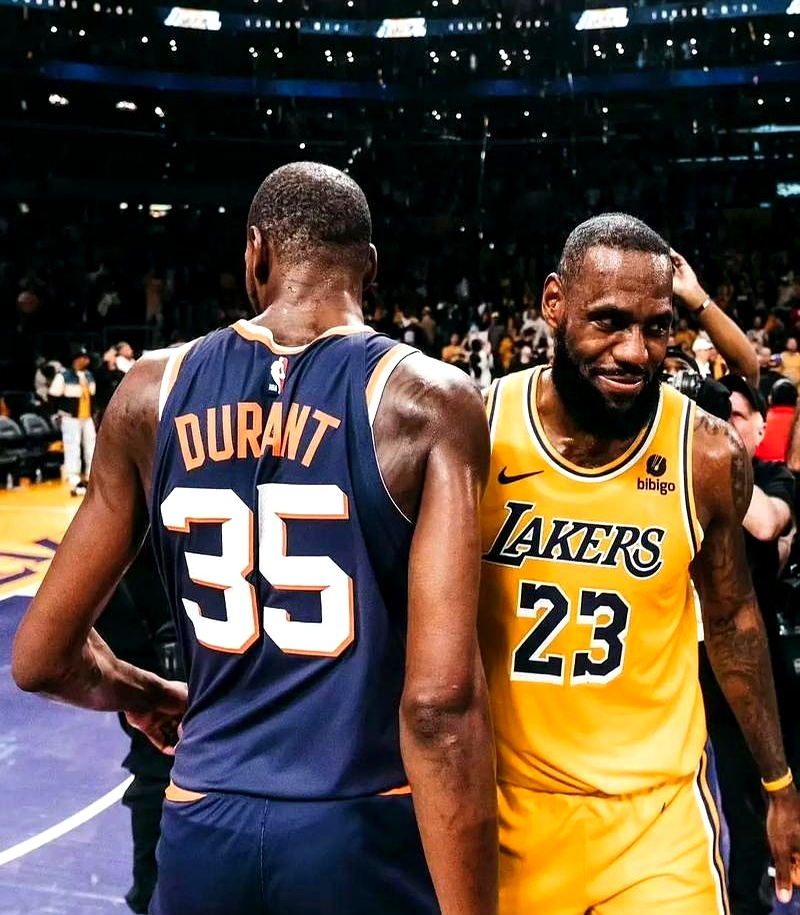 战术调整引发热议!,杜兰特在湖人比赛中夺冠引发球迷热议(杜兰特祝贺湖人) 战术调整引发热议!,杜兰特在湖人比赛中夺冠引发球迷热议(杜兰特祝贺湖人)