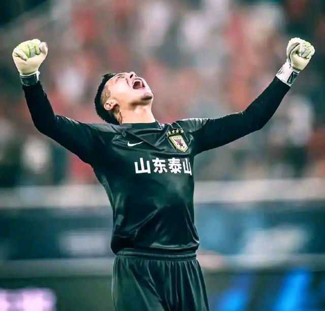 山东泰山迎欧联关键赛，关键时刻内部沟通，更衣室稳定，轮换策略成焦点