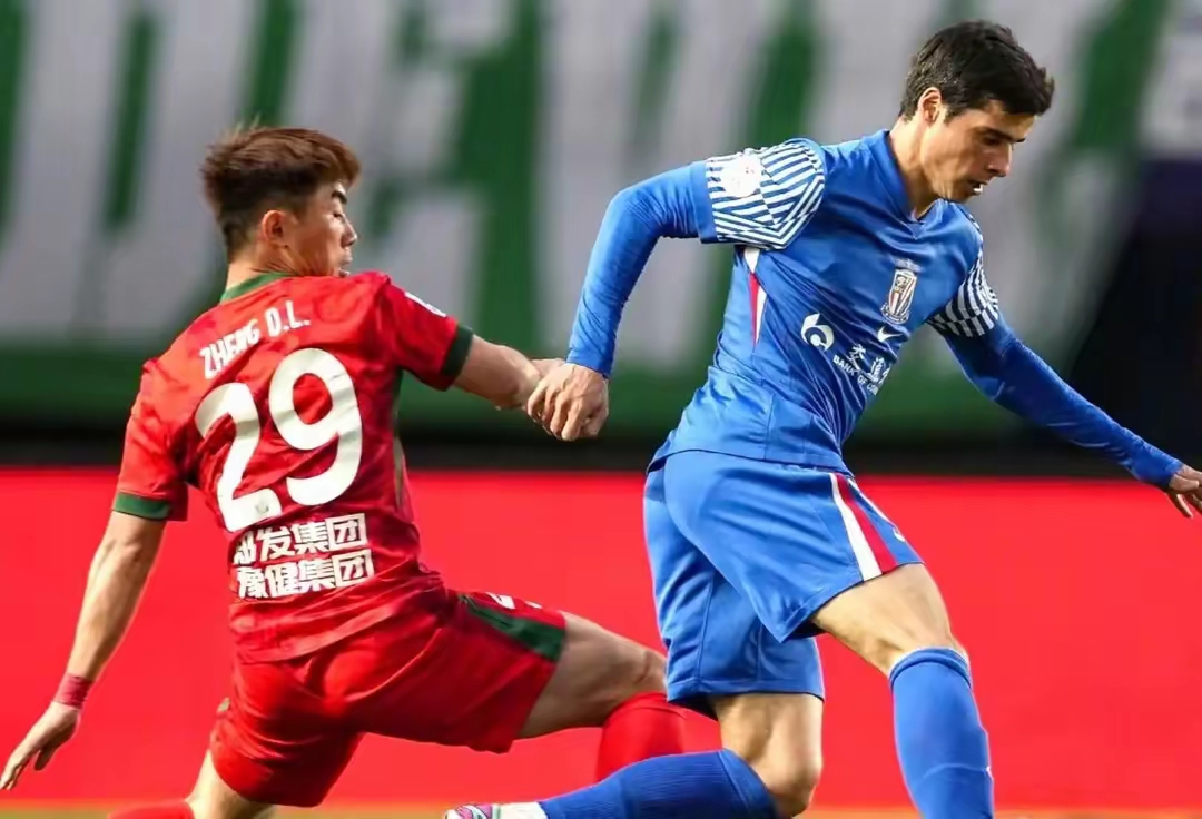 足总杯集结日走向成谜,上海海港状态回暖,话题不断,阵容厚度经受考验 足总杯集结日走向成谜,上海海港状态回暖,话题不断,阵容厚度经受考验